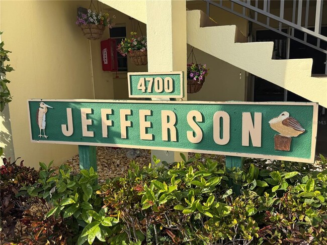 Building Photo - 4700 Cove Cir Unit 108