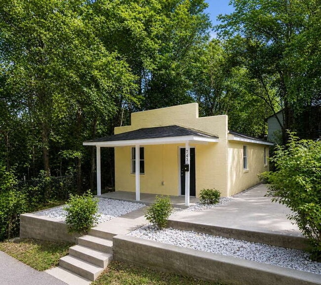 Building Photo - 743 Bright St