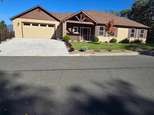 Building Photo - 3 bedroom 2.5 bathroom Custom Built Home