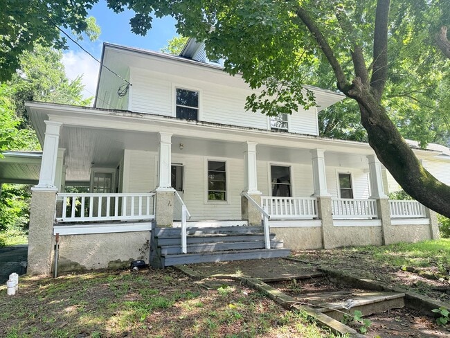 Building Photo - 303 E 6th St Unit B