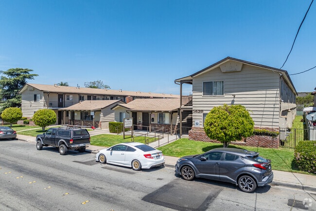 Vista desde la calle - Royal Oakdale Apartments
