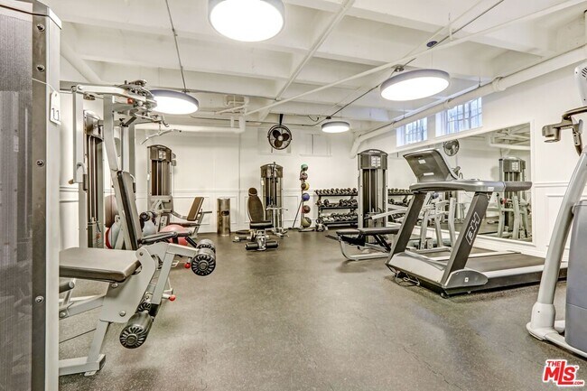 Photo - 450 N Rossmore Ave