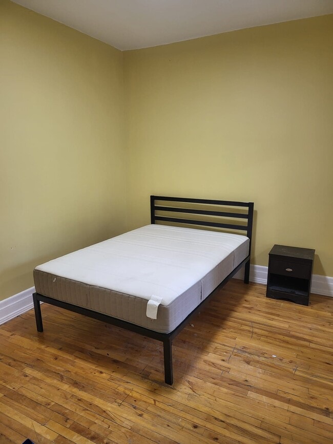 Building Photo - 1452 Av Jeanne-D'arc Unit 1456