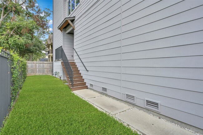 Photo - 2103 Bevis St