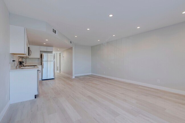 Photo - 471 Rexford Dr Unit 2