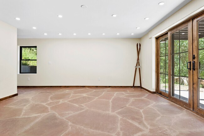 Photo - 205 Loop Dr House