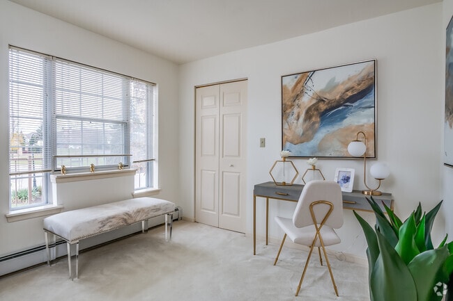 2BR, 1BA - 1,050SF - Bedroom