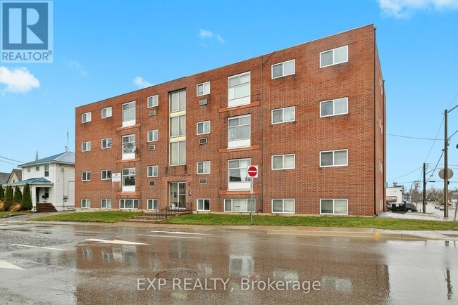 Photo - 4663 Huron St