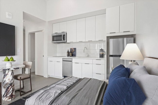 La cocina y la sala de estar de The Script en Midland Lofts. - Midland Lofts