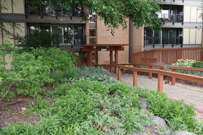 Building Photo - 6000 Oakwood Dr Unit 6-D Rental