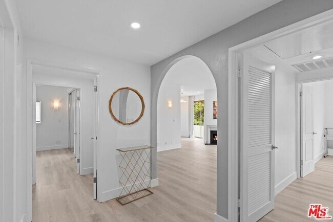 Building Photo - 1136 S Shenandoah St Unit 201 Rental