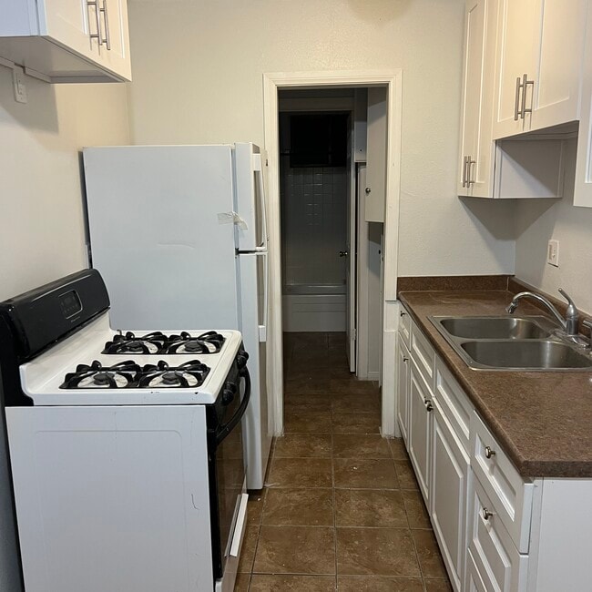 Building Photo - 10033 Flora Vista St Unit #2