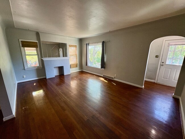 Photo - 2-bedroom, 1-bath upper-level duplex w/onsite shared laundry!