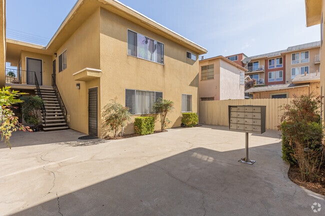 Courtyard - 3967 Illinois St