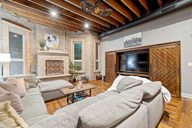 Building Photo - 2130 W Washington Blvd Rental