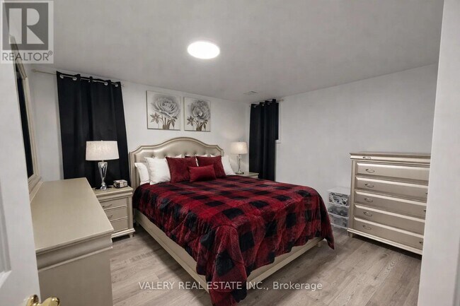 Photo - 16 Vanwood Crescent