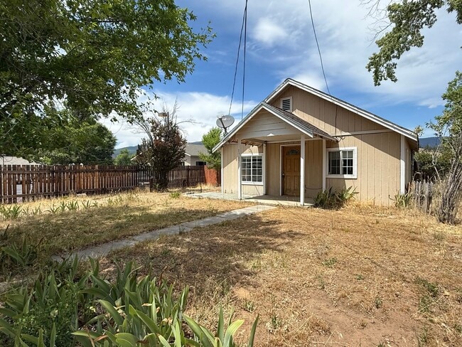 Cute 2 Bedroom Home - Pets Allowed - Cute 2 Bedroom Home - Pets Allowed