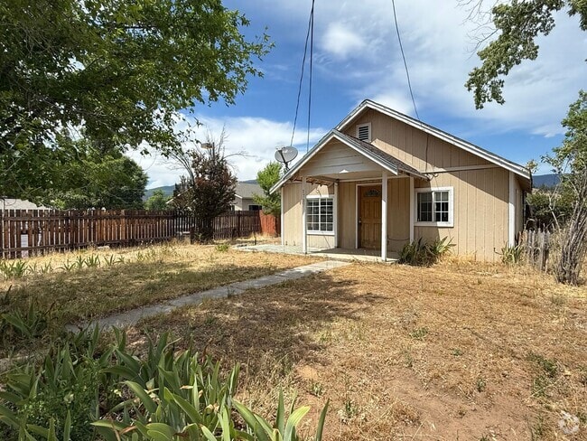 Building Photo - Cute 2 Bedroom Home - Pets Allowed