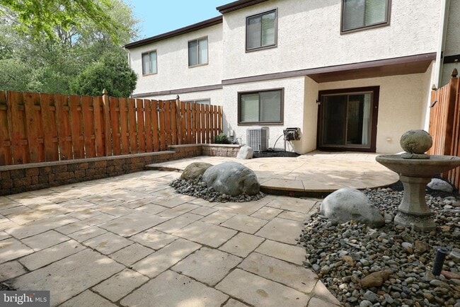 Photo - 72 5 Crown Royal Cir