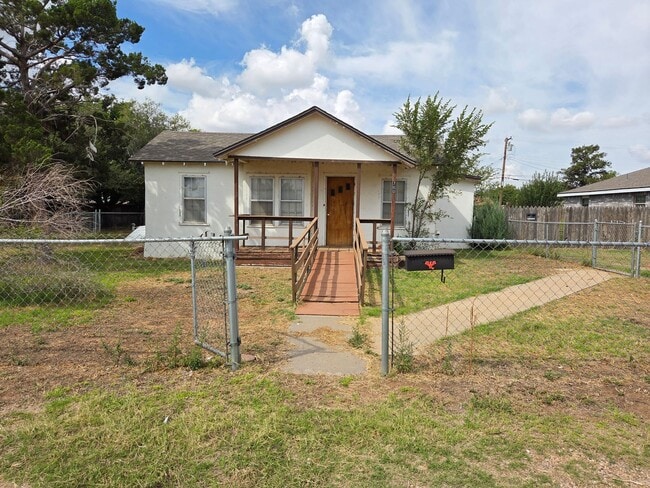 Building Photo - 3 Bedroom Home with Large Fenced Yard Avai...