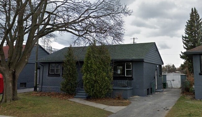 Building Photo - Stylish 2 Bedroom Apartment – All Utilities & Parking Included – $1,899/month Unit 2