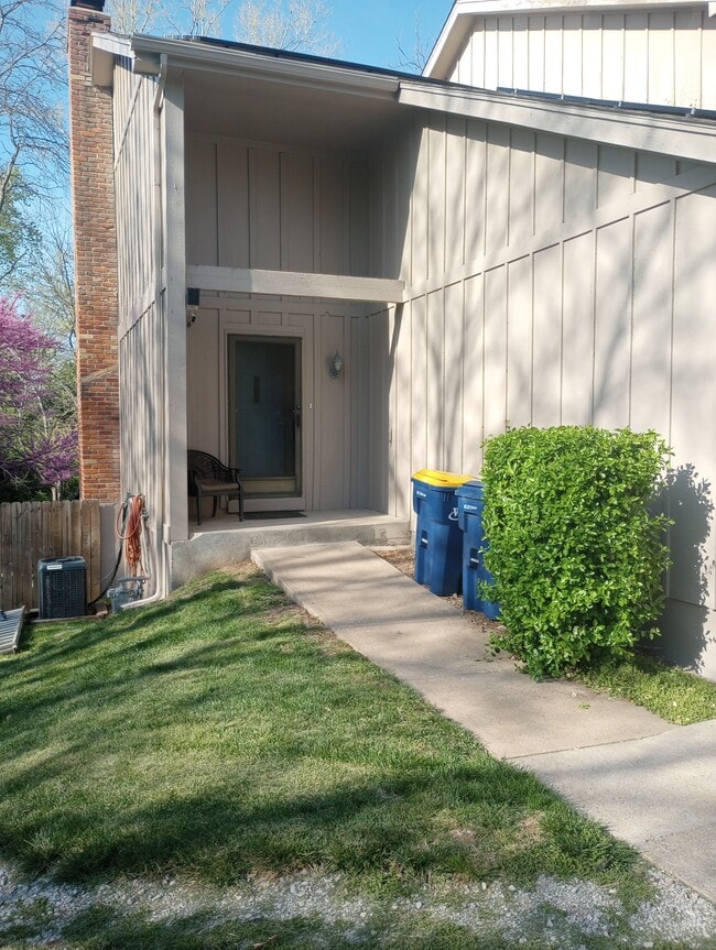 Building Photo - 6314 W 50th St Unit Walkout Studio Apartment