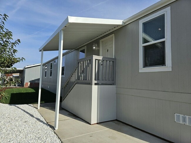 Photo - 415 N Akers St