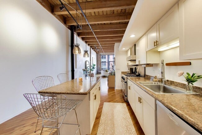 616 W Fulton St