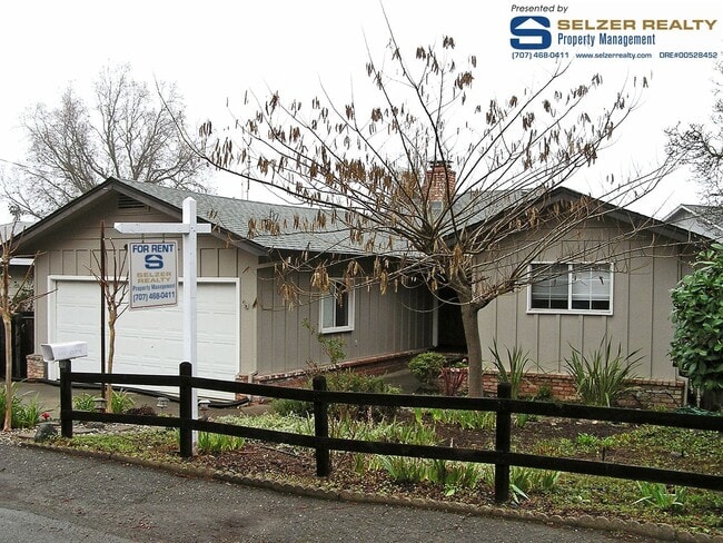 Building Photo - Roomy 3 bedroom home on Ukiah's Westside!
