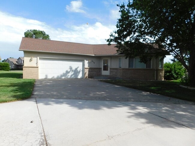 Spacious in Shadowbrook Sub-division - Spacious in Shadowbrook Sub-division House