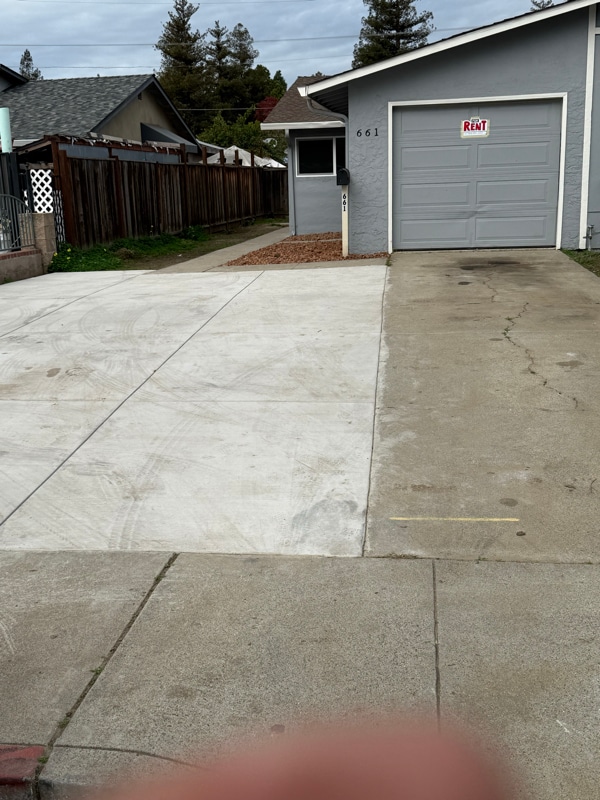 Photo - 661 Oldham Way