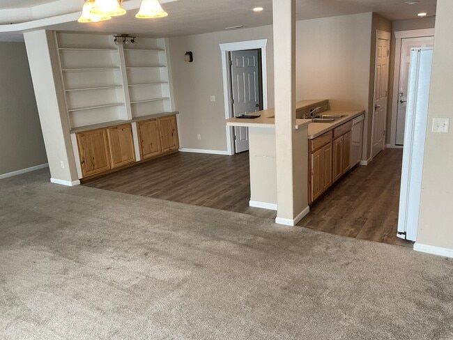 Photo - 703-726 26 St NW