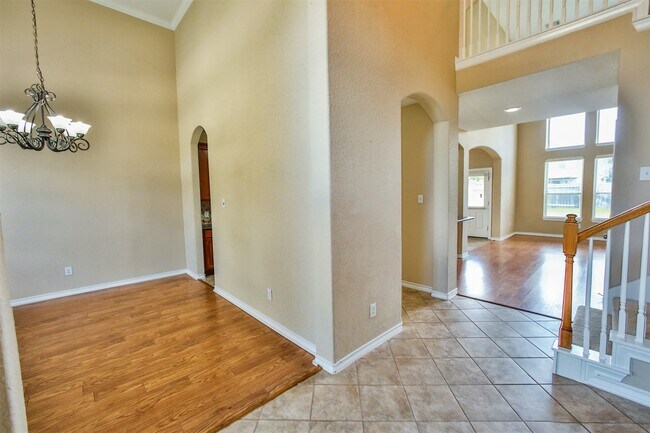 Photo - 5103 Shadow Breeze Ln