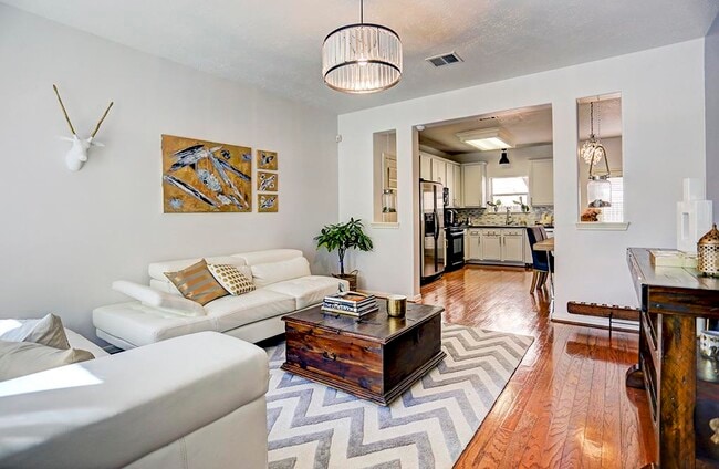 Building Photo - 311 Bayou St