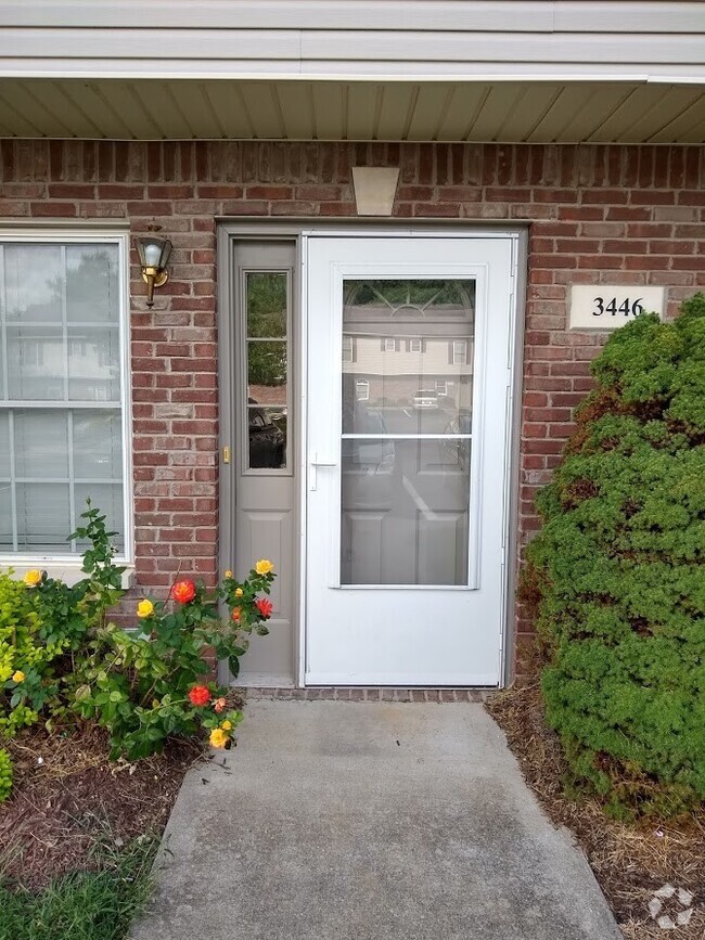 Building Photo - 2 bedroom Townhome: Oaklawn Park!