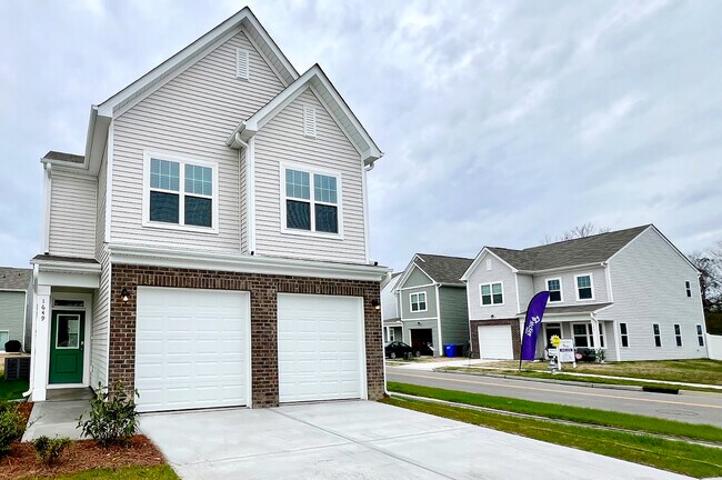 Building Photo - 1649 Stanley St