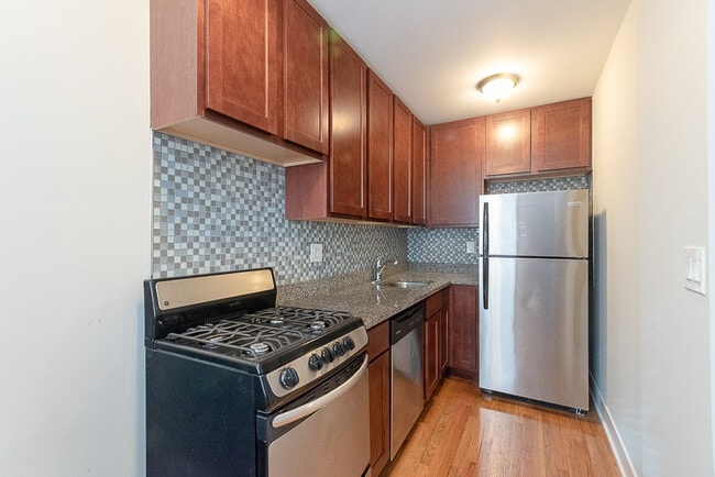 Photo - 435 W Roscoe St Apartments Unit 4