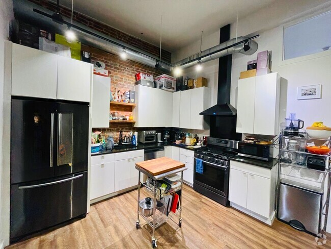 Building Photo - Spacious Master Bedroom and En-Suite in La... Rental