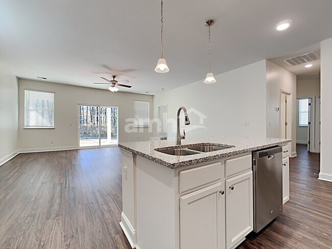 Photo - 611 E Lionel Rd