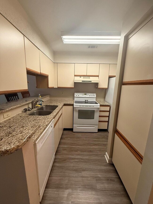 Photo - 304 Westlake Ct