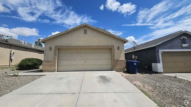 Building Photo - 5 Bed 3 Bath Rental
