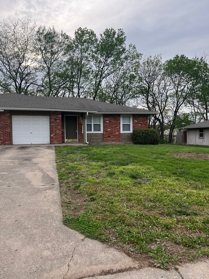 Photo - 400 NE Westwind Dr