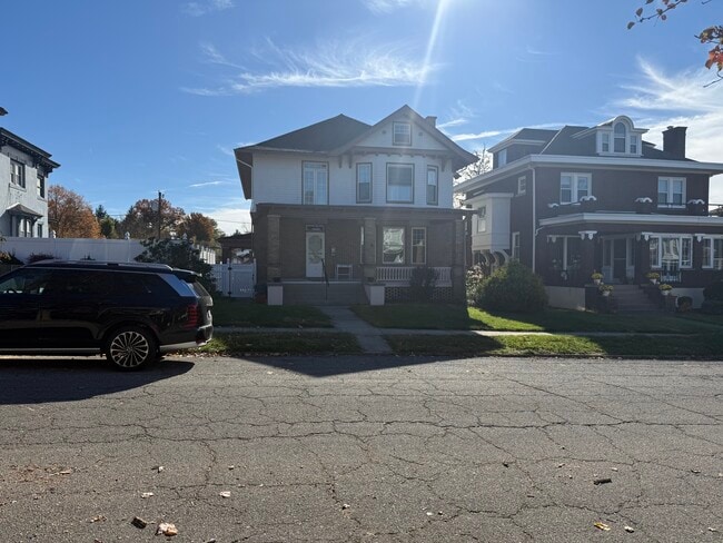 Building Photo - 10 Rockledge Rd Unit A