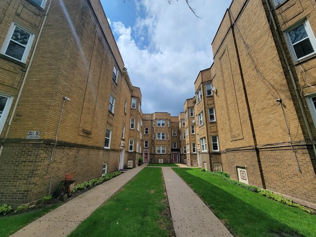 Building Photo - 6422 N Richmond St Unit 3A