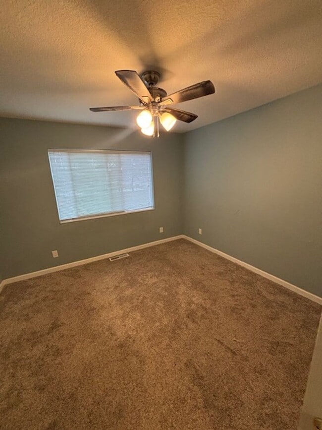 Building Photo - PGE and Water Included in rent!  1 Bedroom...