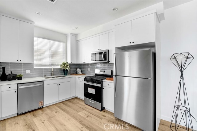 Photo - 11958 Vanowen St
