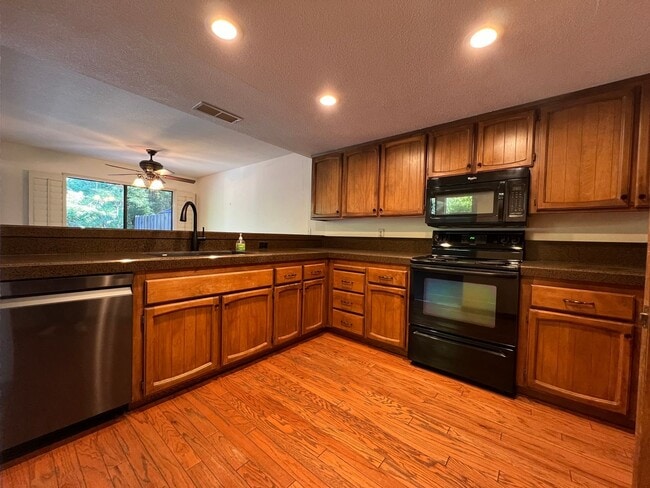 Photo - Quiet Home In Serene Green Belt In The Hea...