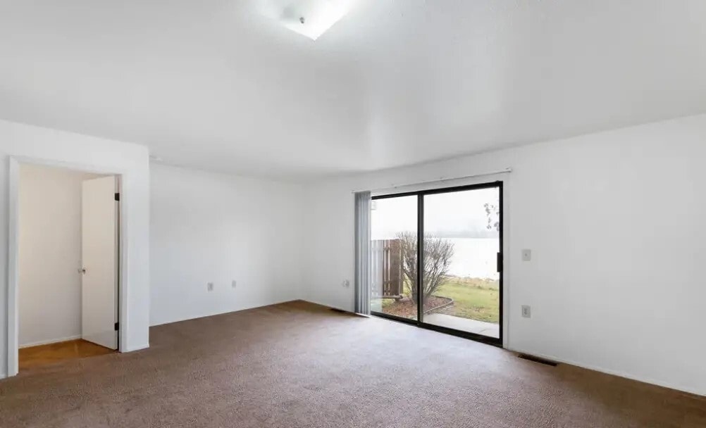 Photo - 180 Colony Dr S