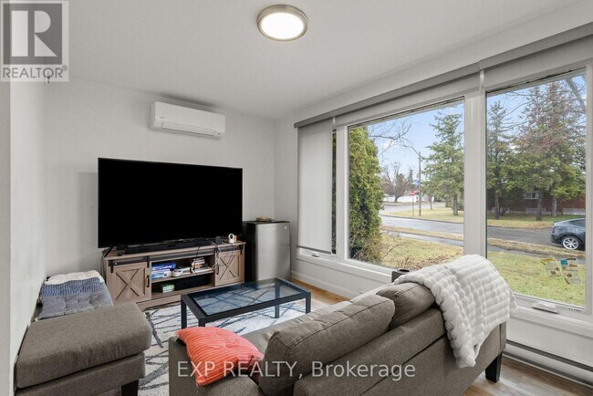 Photo - 692 Claude St