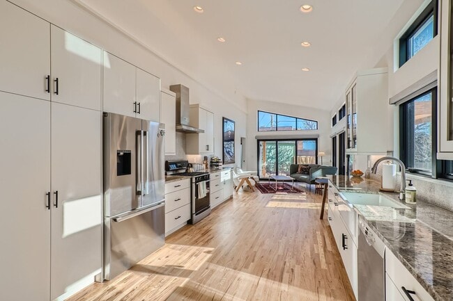 Building Photo - Downtown Louisville 3-BDR Fully Furnished Gem